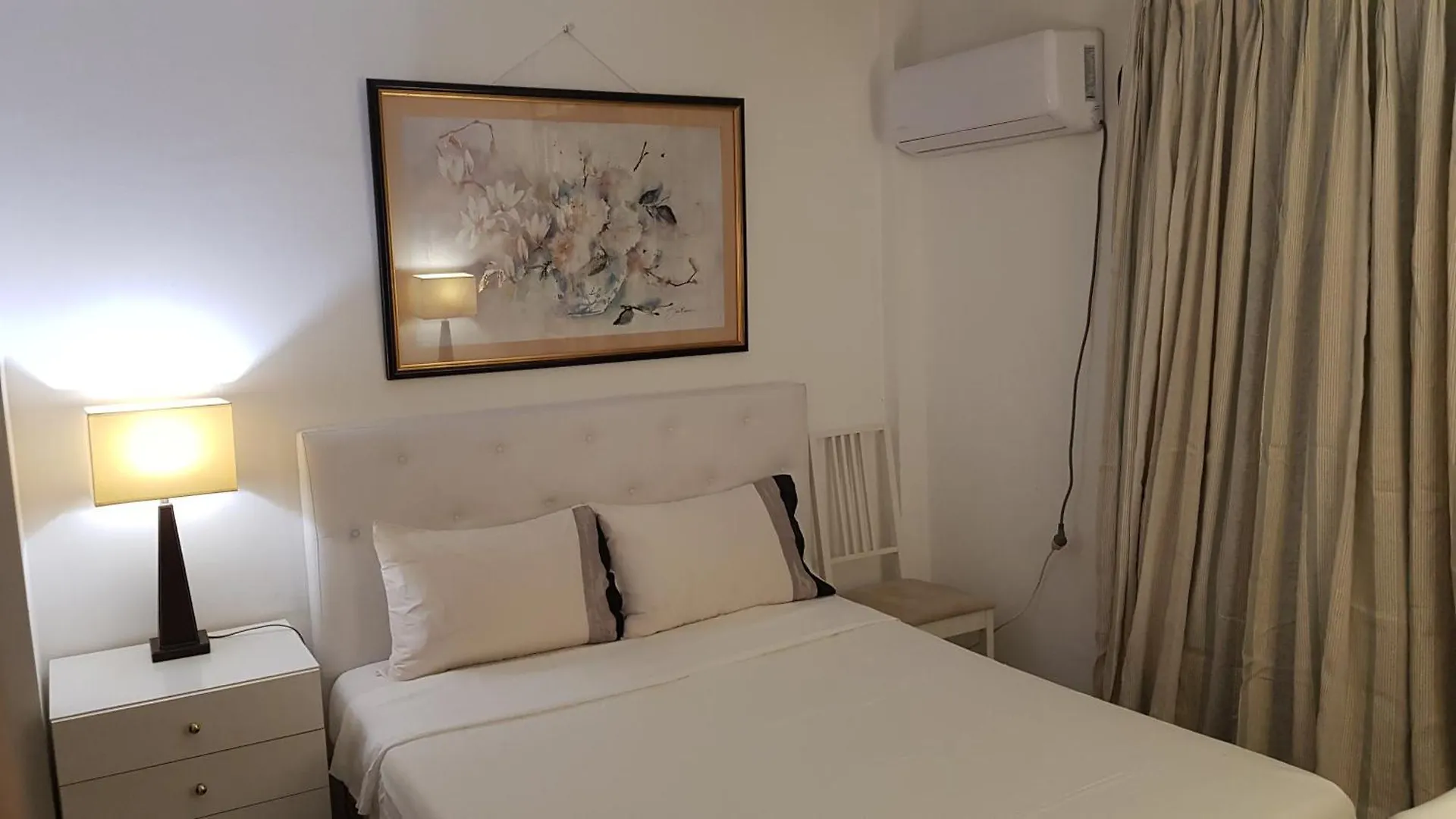 Little Peaceful Retreat: Private Room with Terrace and Amenities Marbella Homestay